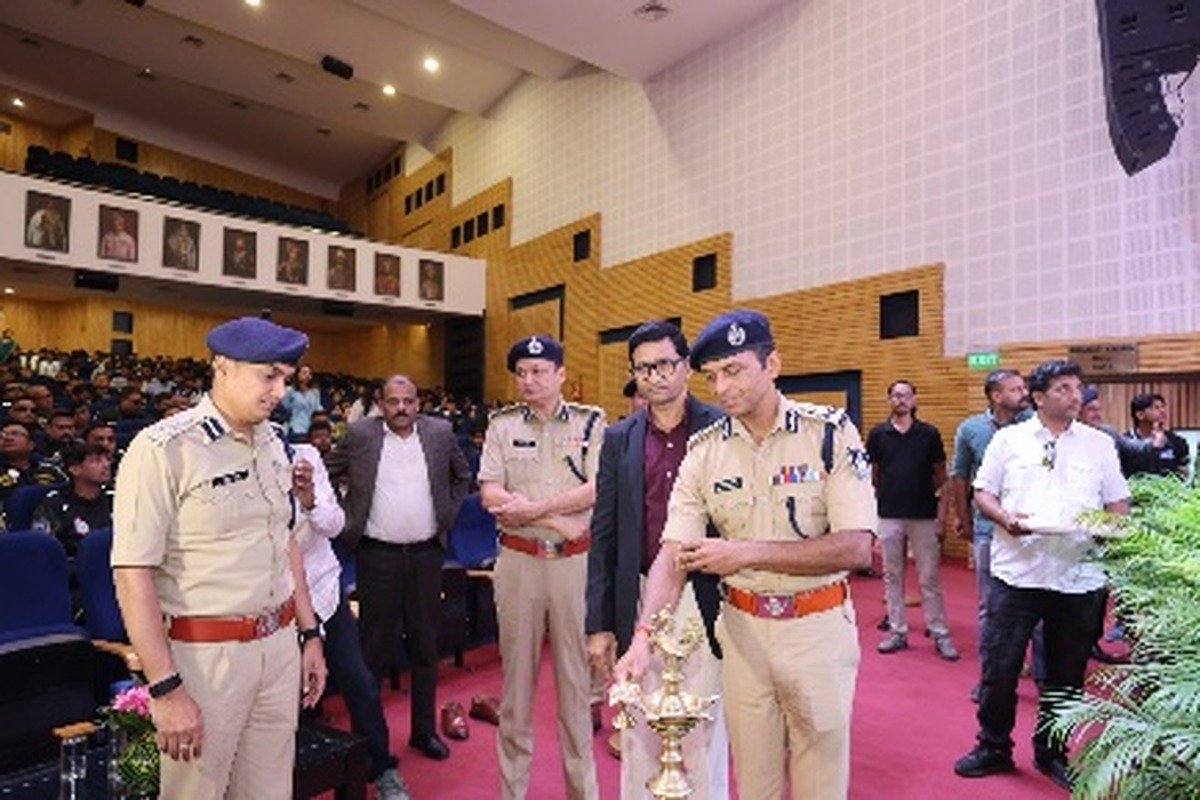 दीप प्रज्ज्वलन कर कार्यक्रम का शुभारंभ करते अधिकारी