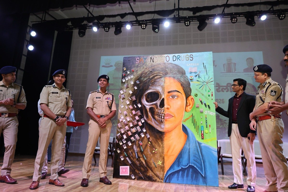 'Say No To Drugs' पेंटिंग का अनावरण करते अधिकारी