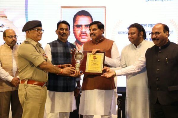 मुख्यमंत्री डॉ. मोहन यादव पुलिसकर्मी को सम्मानित करते हुए