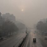 दिल्ली में स्मॉग की चादर में डूबी सड़क पर हेडलाइट जलाए वाहन (सांकेतिक चित्र)