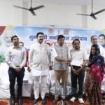जन विश्वास शिविर में हितग्राही को लाभ वितरित करते अधिकारी