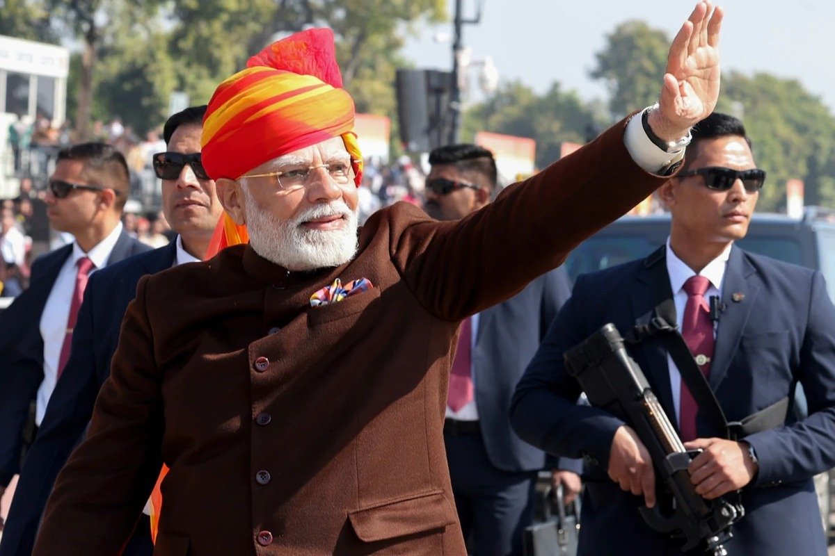 रंग-बिरंगी पगड़ी में हाथ लहराते प्रधानमंत्री नरेंद्र मोदी