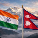 सांकेतिक तस्वीर: हिमालय की पृष्ठभूमि में भारत और नेपाल के झंडे