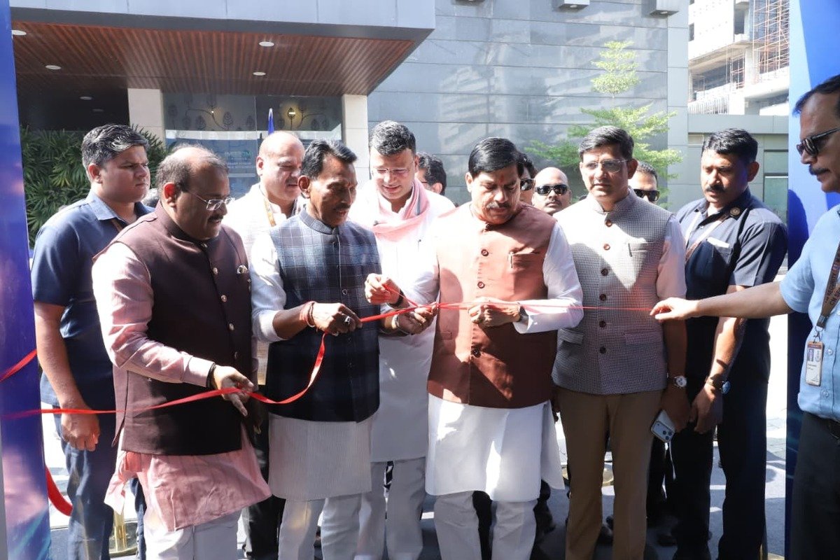 सेमीकंडक्टर समिट प्रदर्शनी का फीता काटते CM डॉ. मोहन यादव