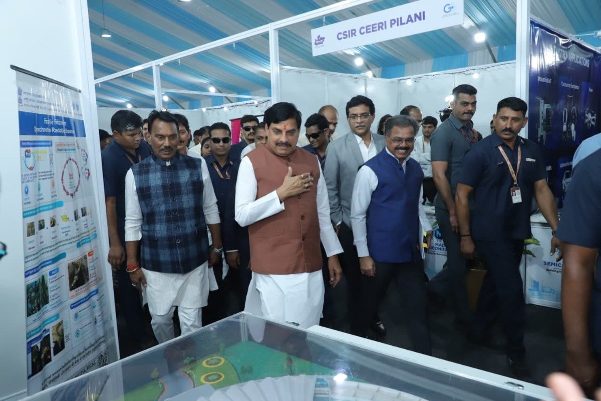 सीएसआईआर-सीईईआरआई पिलानी के स्टॉल पर मॉडल देखते CM डॉ. मोहन यादव
