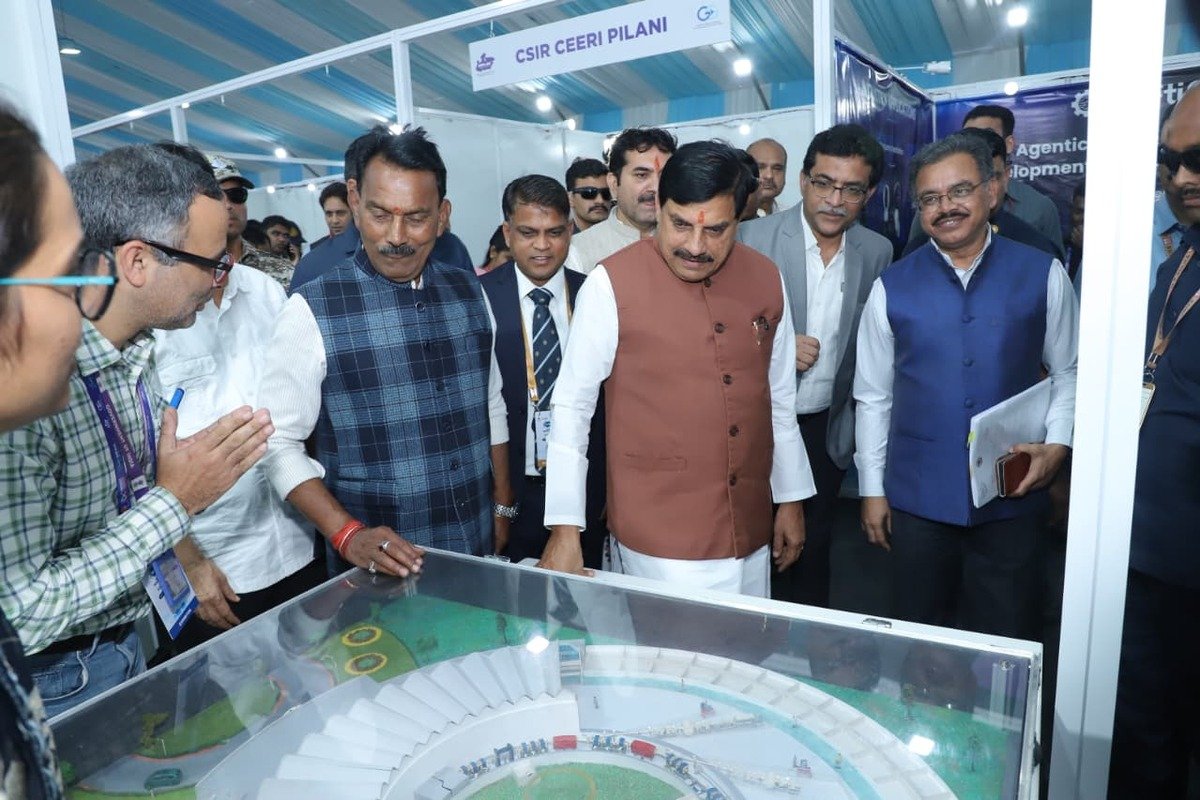 प्रदर्शनी में अधिकारियों के साथ CM डॉ. मोहन यादव