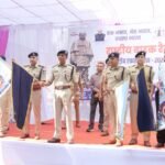 राष्ट्रीय बाइक रैली को हरी झंडी दिखाकर रवाना करते पुलिस अधिकारी