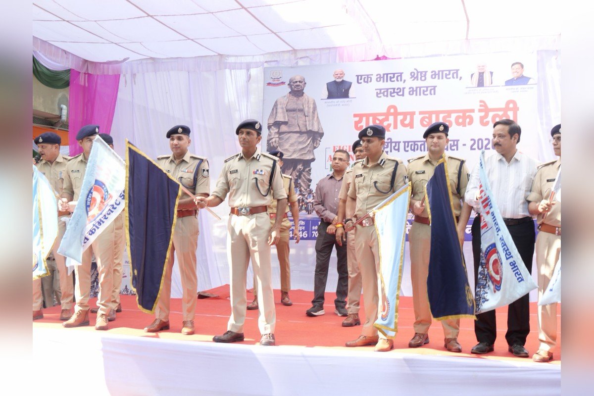 राष्ट्रीय बाइक रैली को हरी झंडी दिखाकर रवाना करते पुलिस अधिकारी