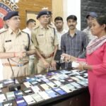 बरामद मोबाइल फोन आवेदकों को सुपुर्द करते इंदौर पुलिस अधिकारी