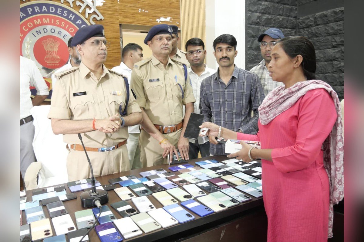 बरामद मोबाइल फोन आवेदकों को सुपुर्द करते इंदौर पुलिस अधिकारी