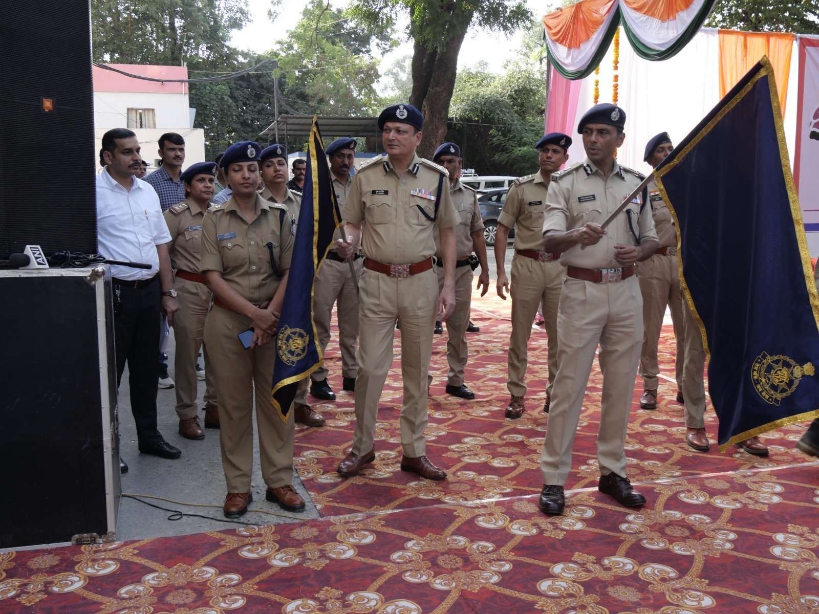 शक्ति मोबाइल को हरी झंडी दिखाते पुलिस कमिश्नर