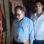 पिगडंबर स्थित पटाखा गोदाम पर निरीक्षण के दौरान अधिकारी