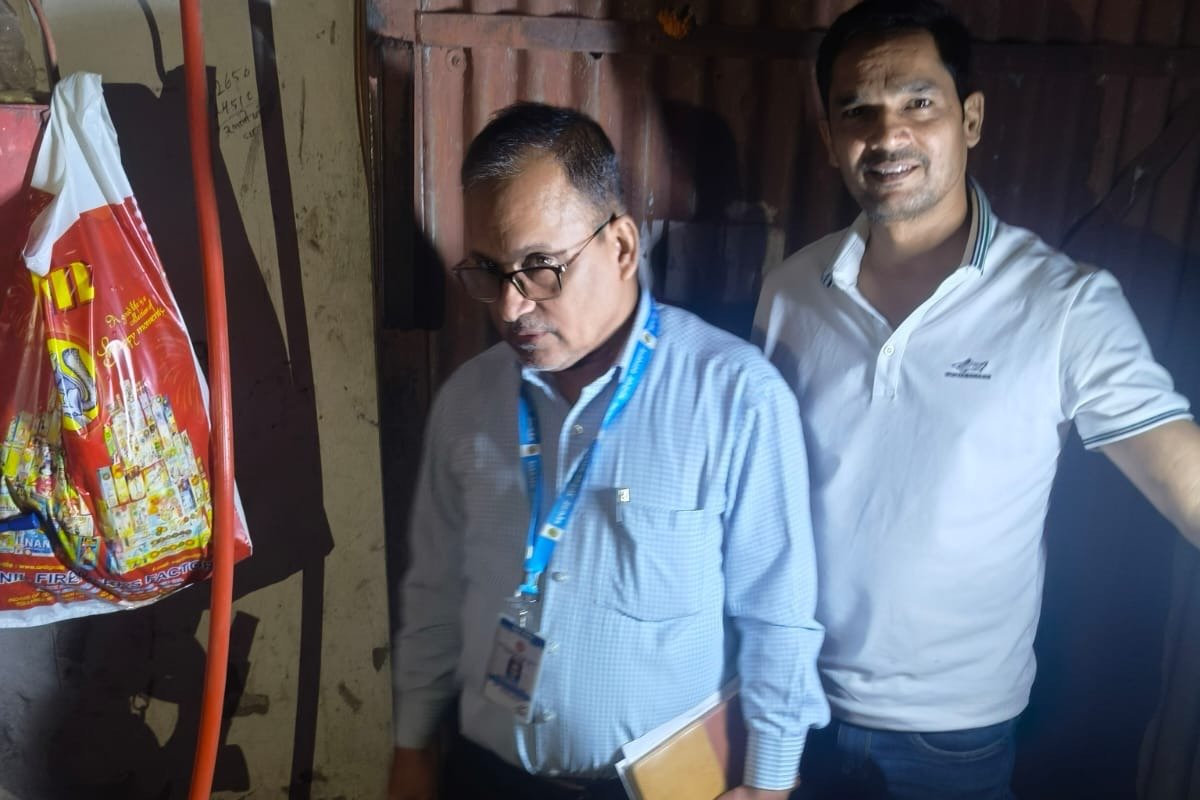 पिगडंबर स्थित पटाखा गोदाम पर निरीक्षण के दौरान अधिकारी