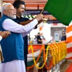 चेन्नई मेट्रो फेज-2 के उद्घाटन पर हरी झंडी दिखाते प्रधानमंत्री नरेंद्र मोदी और मुख्यमंत्री सी. जोसेफ विजय