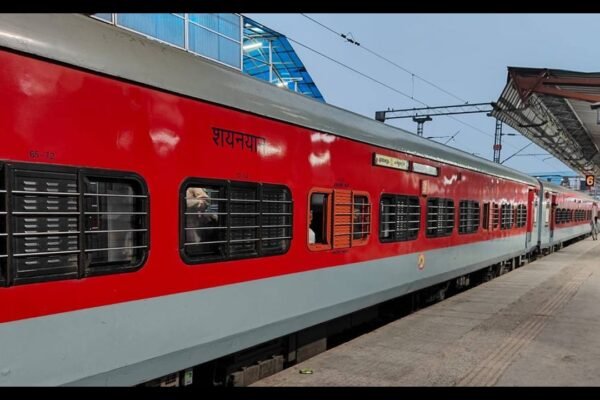 त्योहारों पर स्पेशल ट्रेनें - रेलवे स्टेशन पर खड़ी ट्रेन की तस्वीर
