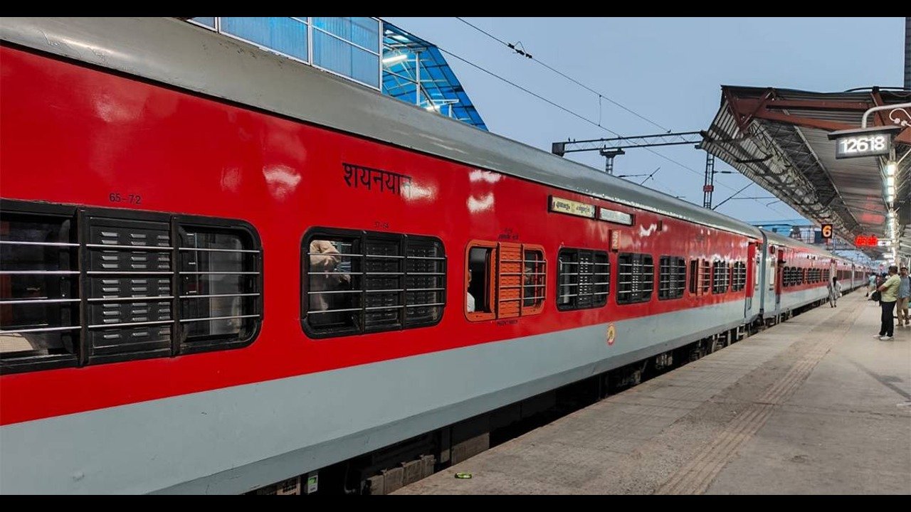 त्योहारों पर स्पेशल ट्रेनें - रेलवे स्टेशन पर खड़ी ट्रेन की तस्वीर