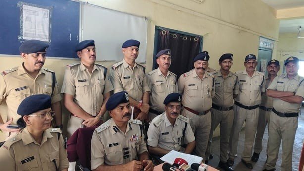 गिरफ्तारी की जानकारी देते पुलिस अधिकारी