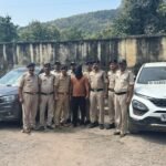 सीधी मामले में आरोपी के साथ पुलिस टीम की तस्वीर