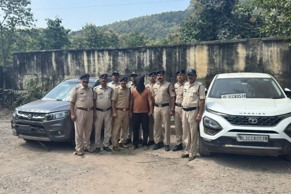सीधी मामले में आरोपी के साथ पुलिस टीम की तस्वीर