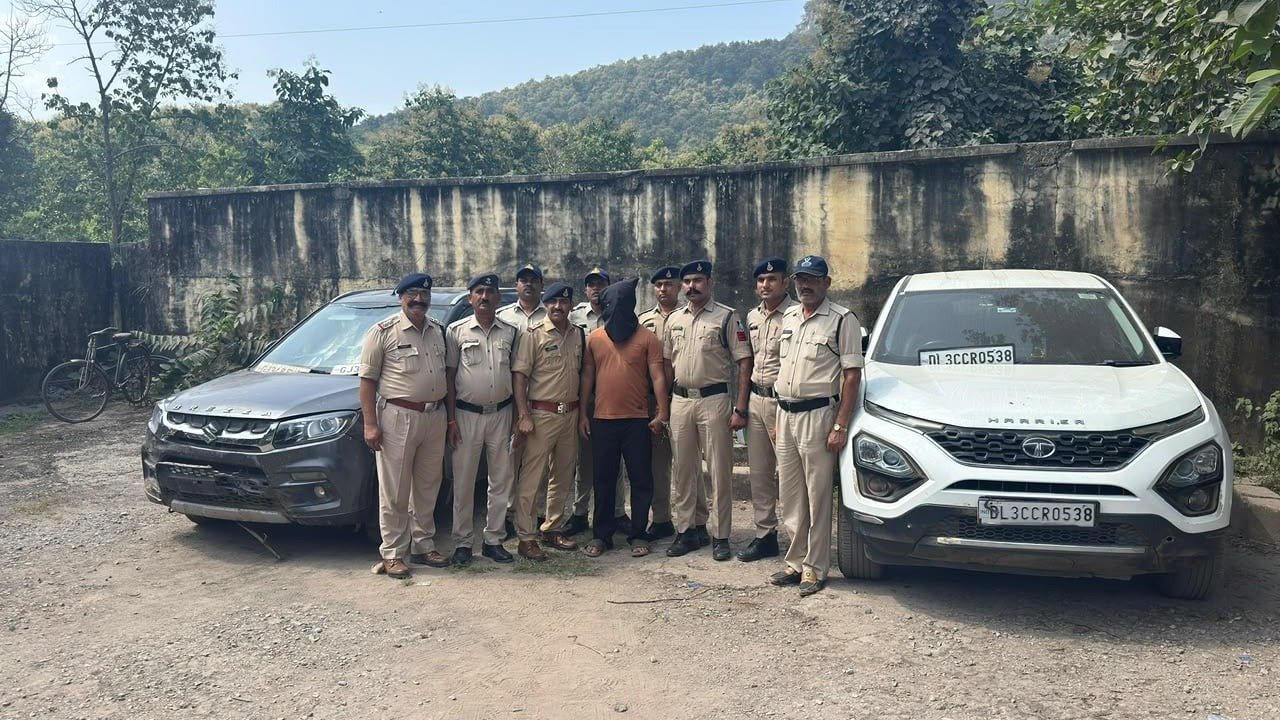 सीधी मामले में आरोपी के साथ पुलिस टीम की तस्वीर