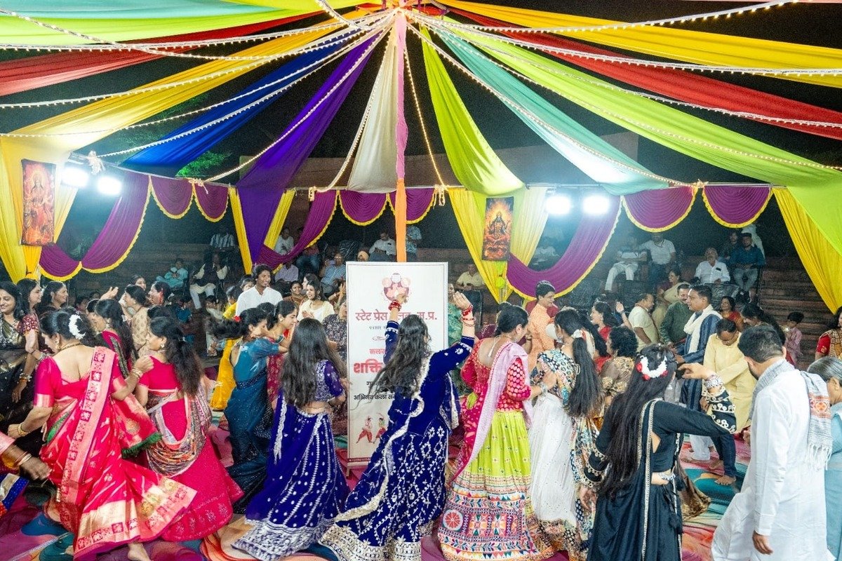 स्टेट प्रेस क्लब के गरबा-रास निशा में प्रस्तुति देती प्रतिभागी