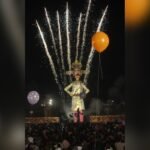 दशहरा मैदान इंदौर में 111 फीट ऊंचा रावण और उसके पीछे आतिशबाजी, नीचे उमड़ी भीड़