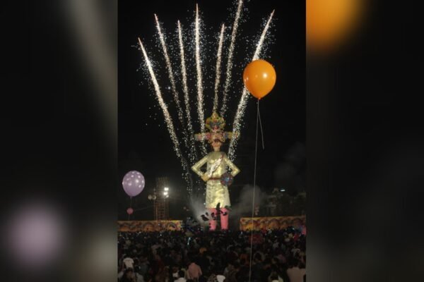 दशहरा मैदान इंदौर में 111 फीट ऊंचा रावण और उसके पीछे आतिशबाजी, नीचे उमड़ी भीड़