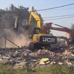 RE-2 रोड निर्माण में बाधक मकानों को हटाती JCB मशीन, शिव नगर मुसाखेड़ी इंदौर