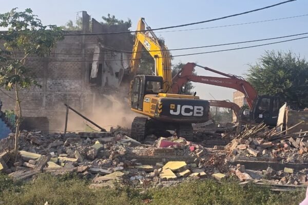 RE-2 रोड निर्माण में बाधक मकानों को हटाती JCB मशीन, शिव नगर मुसाखेड़ी इंदौर