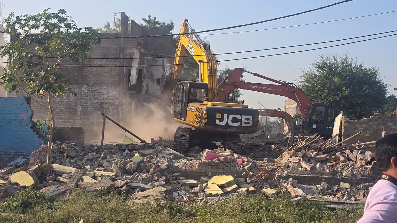 RE-2 रोड निर्माण में बाधक मकानों को हटाती JCB मशीन, शिव नगर मुसाखेड़ी इंदौर