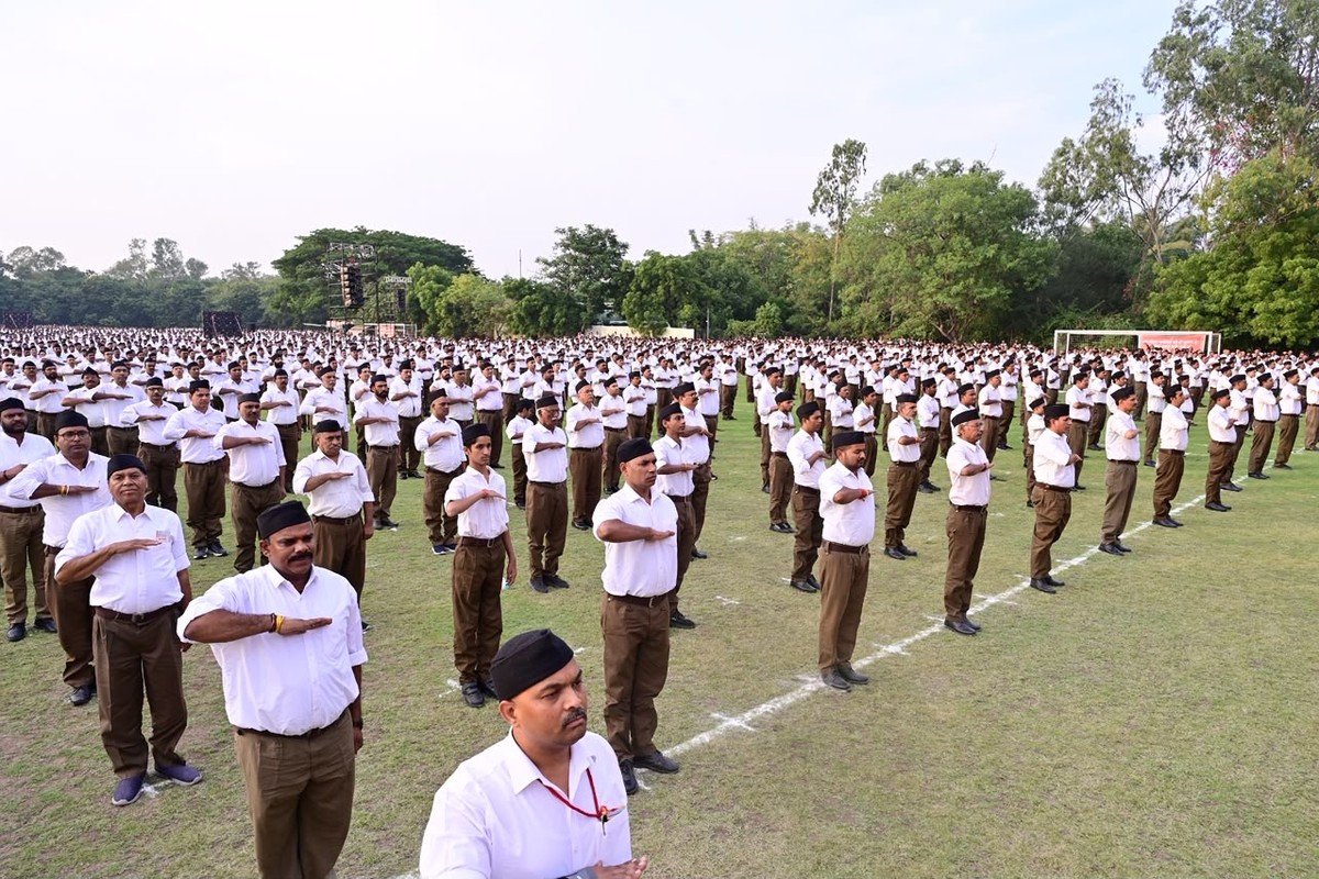 सामूहिक योग प्रदर्शन करते स्वयंसेवक।