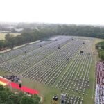 डेली कॉलेज मैदान में चरैवेति एकत्रीकरण में पंक्तिबद्ध स्वयंसेवक