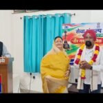 सैनिक सम्मान समारोह में पूर्व सैनिक का माल्यार्पण कर सम्मान, इंदौर