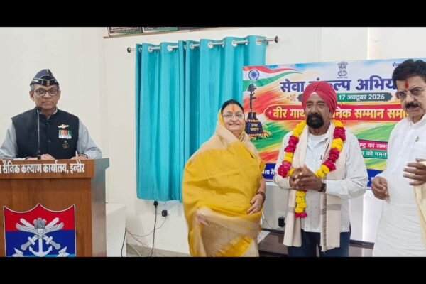 सैनिक सम्मान समारोह में पूर्व सैनिक का माल्यार्पण कर सम्मान, इंदौर