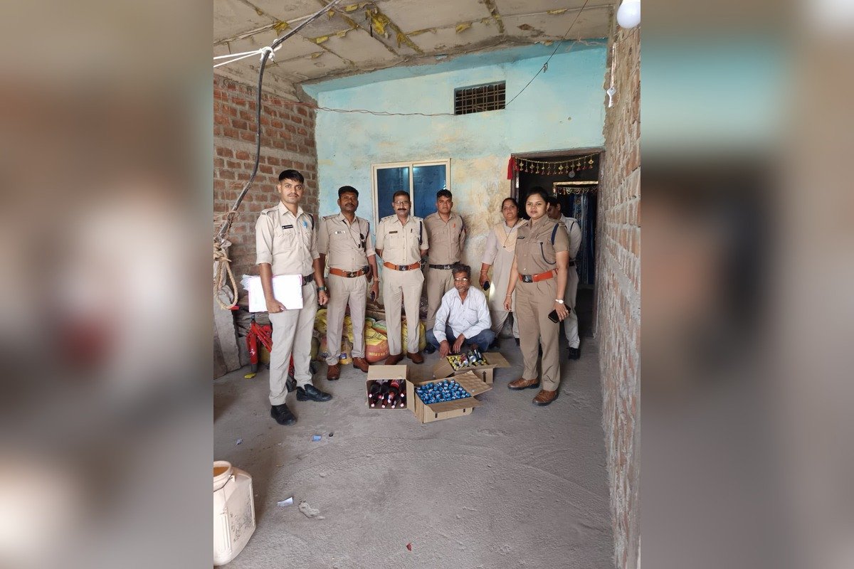 सांवेर में जब्त अवैध मदिरा के साथ आबकारी दल