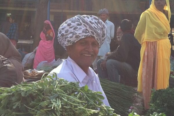 बाज़ार में ठेले पर सामान बेचता विक्रेता (सांकेतिक तस्वीर)