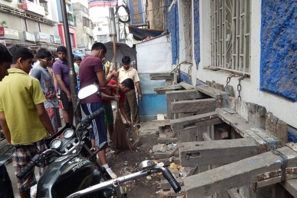 स्वच्छता अभियान में सफाई करते स्वयंसेवक (सांकेतिक चित्र)