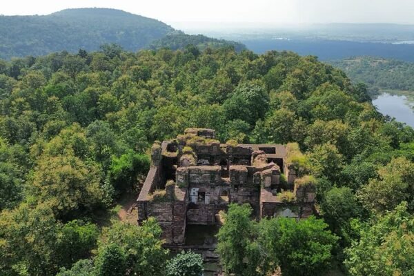 सिंग्रामपुर में कैबिनेट बैठक की तैयारियों के बीच सिंगौरगढ़ किले का हवाई दृश्य — फोटो: ANI