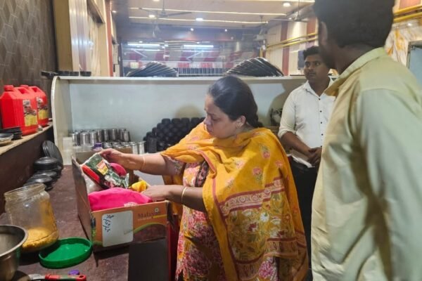 खाद्य प्रतिष्ठान का निरीक्षण करती खाद्य सुरक्षा टीम