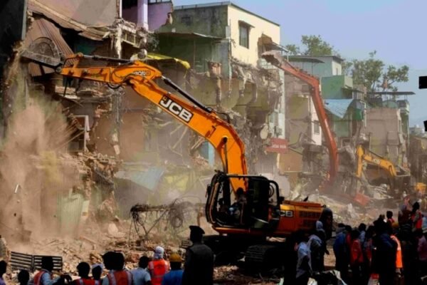 मथुरावाला बिल्डिंग पर बुलडोजर कार्रवाई, इंदौर