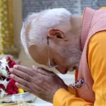 प्रधानमंत्री नरेंद्र मोदी मंदिर में पूजा-अर्चना करते हुए (फ़ाइल फोटो, सौजन्य: प्रधानमंत्री कार्यालय/PIB)