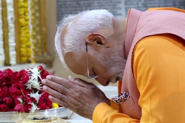 प्रधानमंत्री नरेंद्र मोदी मंदिर में पूजा-अर्चना करते हुए (फ़ाइल फोटो, सौजन्य: प्रधानमंत्री कार्यालय/PIB)