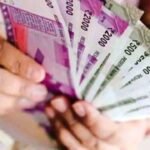 हाथों में भारतीय मुद्रा के नोट — न्यूनतम वेतन बढ़ोतरी