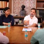 छात्रों से चर्चा करते राहुल गांधी