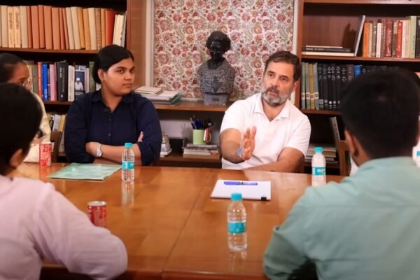 छात्रों से चर्चा करते राहुल गांधी