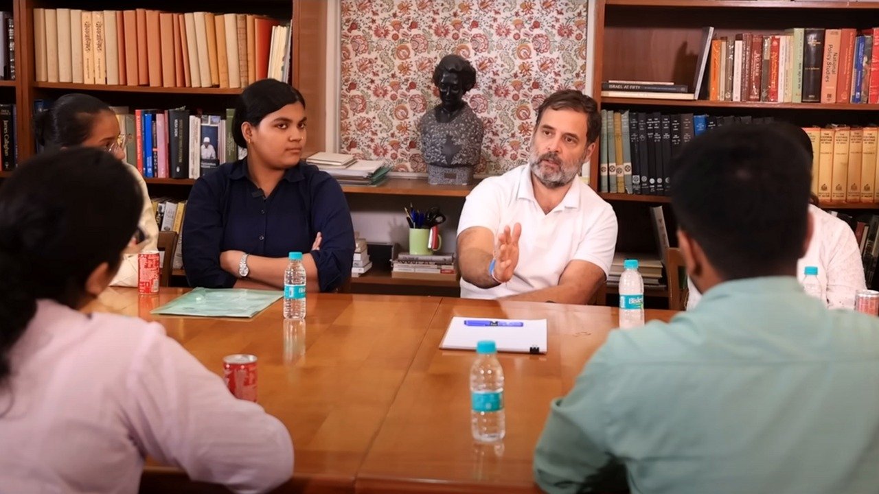 छात्रों से चर्चा करते राहुल गांधी