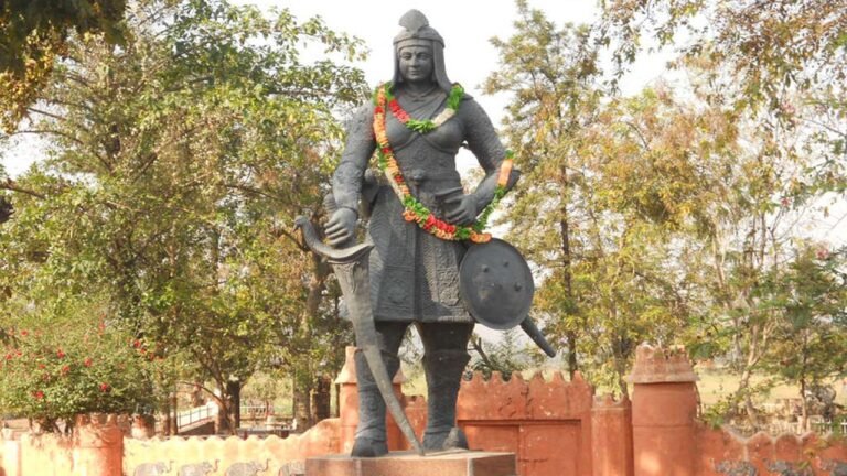 रानी दुर्गावती की प्रतिमा