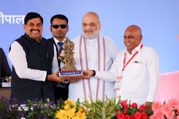 भोपाल के भेल दशहरा मैदान में गोपालक सम्मेलन के मंच पर केंद्रीय गृह मंत्री अमित शाह और मुख्यमंत्री डॉ. मोहन यादव
