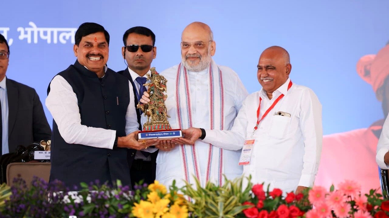 भोपाल के भेल दशहरा मैदान में गोपालक सम्मेलन के मंच पर केंद्रीय गृह मंत्री अमित शाह और मुख्यमंत्री डॉ. मोहन यादव