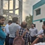 निर्माणाधीन पानी की टंकी का निरीक्षण करते आयुक्त और अधिकारी